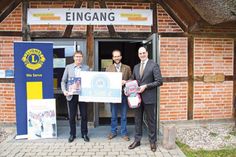 Übergabe des Hauptgewinns in Oldenburg: Die Lionsfreunde Stephan Meinhardt (Bildmitte) und Stefan Frahm (r.) gratulieren Norbert Müller (l.).