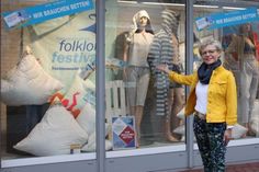 Gemeinsam mit Kollegin Sabine Niemann dekorierte Claudia Jesseit die Fensterfront.
