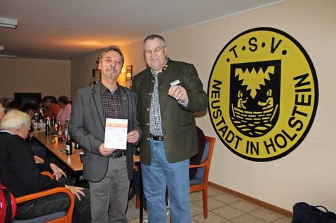 Rainer Gronostay mit Günter Frentz (re.) vom Kreissportverband Ostholstein.