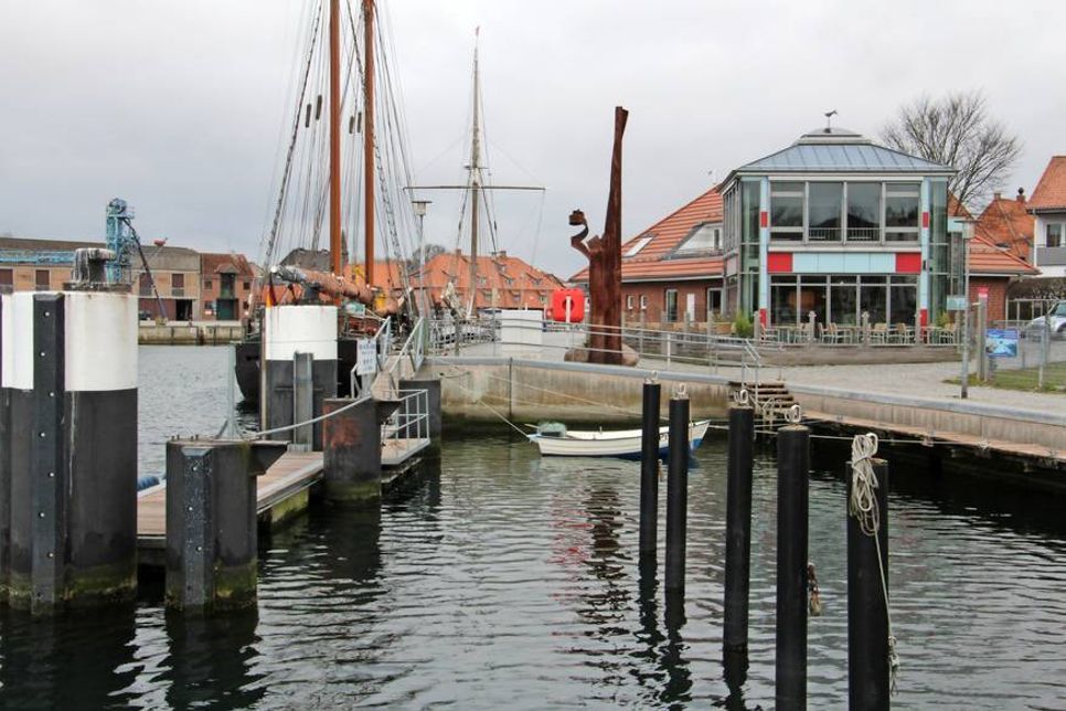 Das verglaste Gebäude ist wie eine Landmarke im Neustädter Hafen.