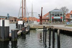 Das verglaste Gebäude ist wie eine Landmarke im Neustädter Hafen.