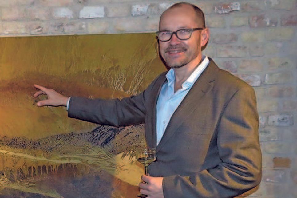 Carsten Westphal vor einem seiner "Wüstenbilder".
