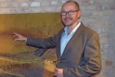 Carsten Westphal vor einem seiner "Wüstenbilder".