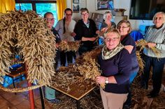 Erntekrone in Arbeit.