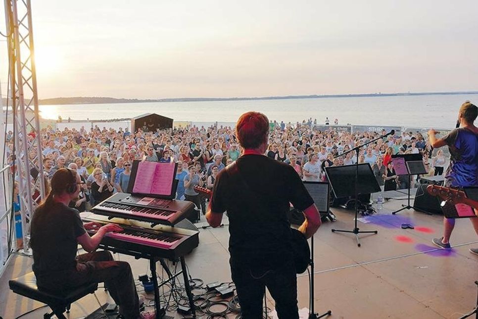 Eine unglaublich schöne Kulisse inklusive Sonnenuntergang herrscht bei den StrandKonzerten am Niendorfer Freistrand, wie hier beim Auftakt der Konzertreihe 2018 mit „Der Norden singt!“.