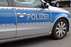 Das bloße Befahren des linken Fahrstreifens mit einer Fahrzeugbreite von mehr als 2,20 Metern wird mit einem Verwarnungsgeld in Höhe von 20 Euro geahndet.