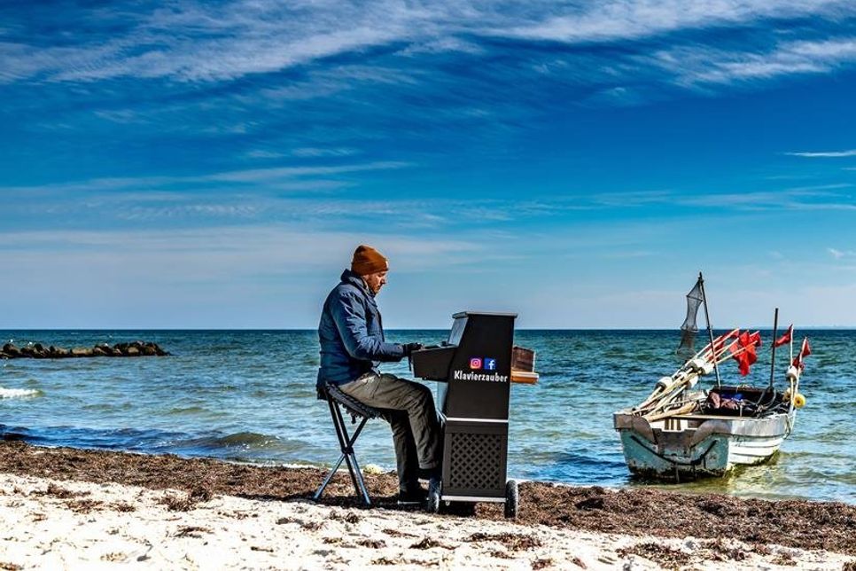 Sven Wildöer bei seinem Strandkonzert in Sierksdorf. Foto: Torsten Vollbrecht