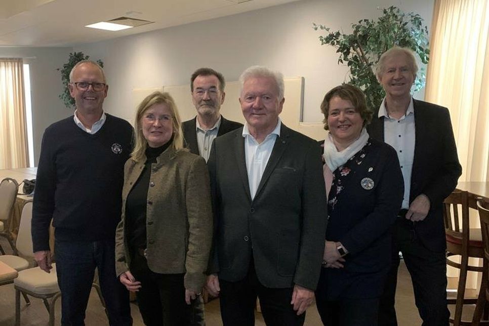 Der Vorstand: Spielführer Ronald Bracker, Vizepräsidentin Dr. Beatrice Maxrath, Präsident Klaus Niepel Schatzmeister Norbert Becker, Jugendwartin Steffi Buhtz und Schriftwart Professor Dr. Georg Plate (v. lks.).