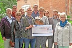 Ein Scheck vom Süseler Theaterverein für den Glockenturm. Hintere Reihe v.l.: Pastor Matthias Hieber, stv. Bürgermeisterin Swantje Meininghaus, Kai Nagel Förderverein, Pastorin Kristina Warnemünde, Anne Przibilka Förderverein. - Vordere Reihe v.l.: Dieter Kühl Kassenwart Theaterverein Süsel e.V., Anne Henningsen Theaterverein, Jörn Hilbrecht 1.Vorsitzender Theaterverein, Birte Petersen Kassenwartin Förderverein, Michael Meininghaus 1. Vorsitzender Förderverein, Anne Vehres Geschäftsführerin Theaterverein.
