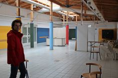 Bürgermeister Carsten Nebel zeigt den neuen Raum, der für die Jugend Kellenhusens hergerichtet wird.