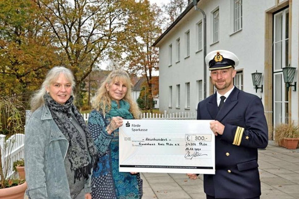 Die Vertreterinnen des Frauenhauses (links: Andrea Heitmann) nahmen vor der Offiziersmesse den symbolischen Scheck von Kapitänleutnant Christian Sommer entgegen.