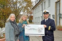 Die Vertreterinnen des Frauenhauses (links: Andrea Heitmann) nahmen vor der Offiziersmesse den symbolischen Scheck von Kapitänleutnant Christian Sommer entgegen.