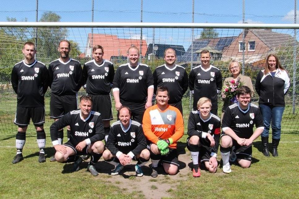 Die Fußballer der 2. Herren freuten sich über ihre neuen Trikots und den Besuch von Sponsorin Vera Litzka (hi. 2. v. re.).