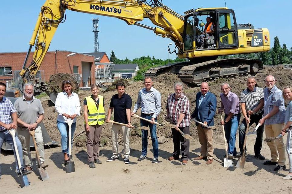 Bürgermeister der Gemeinde Grömitz, Mark Burmeister; Bürgermeister der Gemeinde Manhagen, Andreas Kröger; 1. stlv. Bürgermeisterin der Gemeinde Kellenhusen, Nicole Kohlert; Cornelia Ehmke EHP; Michael Heine EHP; Bürgermeister der Gemeinde Dahme, Michael Olandt; Bürgermeister der Gemeinde Schashagen, Rainer Holtz; Bürgermeister der Gemeinde Grube, Volkert Stoldt; Bürgermeister der Gemeinde Beschendorf, Reinhard Kröhnke; Abwassermeister Zweckverband Karkbrook, Dirk Kozian; Bürgermeister der Gemeinde Damlos, Reiner Wolter; Verbandsvorsteherin des Zweckverbandes Karkbrook, Uta Sablowski (v. lks.). (Es fehlen: Bürgermeister der Gemeinde Kabelhorst, Hartmut Poetzel, Bürgermeister der Gemeinde Riepsdorf, Hartwig Bendfeldt). Foto: Zweckverband Karkbrook
