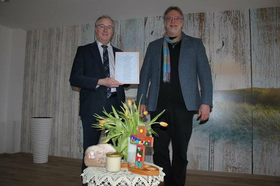 Geschäftsführer Jürgen Plötzner (lks.) mit Pastor Rüdiger Fuchs nach der Segnung.