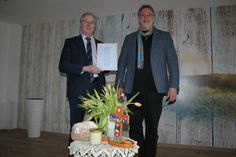 Geschäftsführer Jürgen Plötzner (lks.) mit Pastor Rüdiger Fuchs nach der Segnung.
