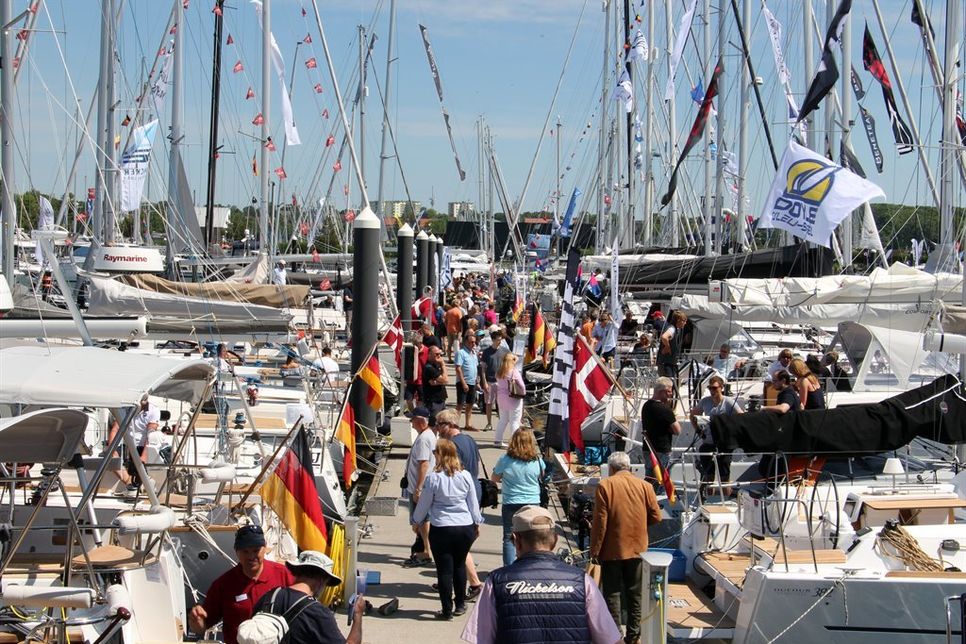 Farbenfrohen Flaggen, Wimpel und Fahnen auf den Yachten und an den Stegen geben der Veranstaltung jedes Jahr eine besondere Note.