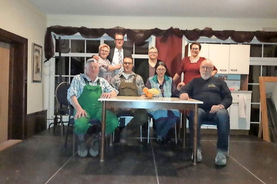 Zur Aufführung kommen die Stücke „Besuch aus dem Osten“ und „Ach Hannes“.