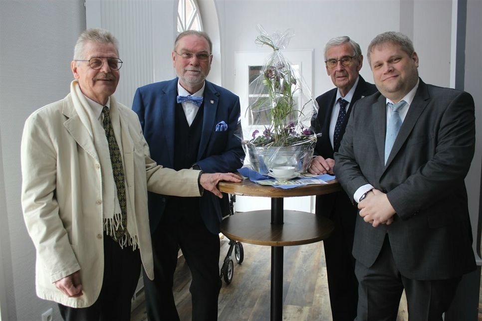 Gäste des Festaktes: Bürgermeister Winfried Saak, Kreispräsident Harald Werner, Mitbegründer und langjähriger Vorsitzender Hans-Joachim Michaelsen mit dem 1. Vorsitzenden Marc Dobkowitz (v. lks.).