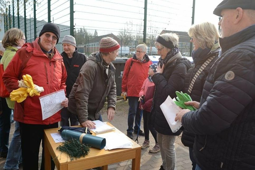 Müllsäcke, Handschuhe und Greifzangen wurden von der Stadt gestellt und an die vielen helfenden Hände ausgeteilt.