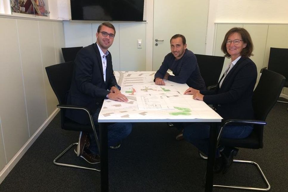 In einem Gespräch im Bürgermeisterbüro werden die anstehenden Maßnahmen zur Schulstraßensanierung besprochen. Erster Stadtrat Sebastian Schmidt, Leiter Tiefbau Jens Rietschel, Stadtbauamtsleiterin Antje Weise (v. lks.). (Quelle: Stadtmarketing)