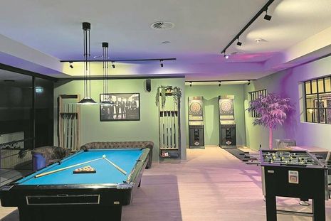 Das Familienprojekt mit seiner Bowlinghalle Meet‘n Move in Sierksdorf, erweitert ab April 2023 seine Anlage um einen neuen Barbereich mit Billard, E-Darts, Steeldarts und Tischtennis.