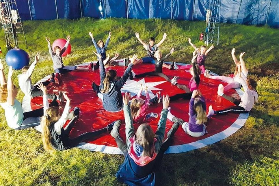 An vier Wochenenden werden vier unterschiedliche und großartige Zirkus-Themen für Kinder und Jugendliche in Dahme angeboten.
