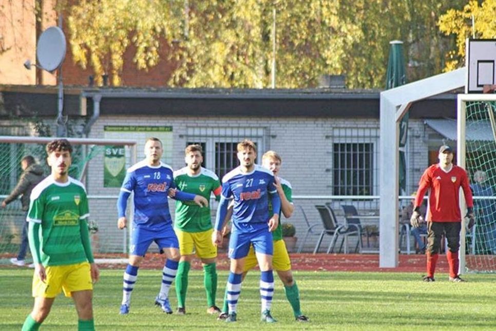 PTSV- Co Heine(2.v.li.) war in der Liga kurzzeitig wieder am Ball.