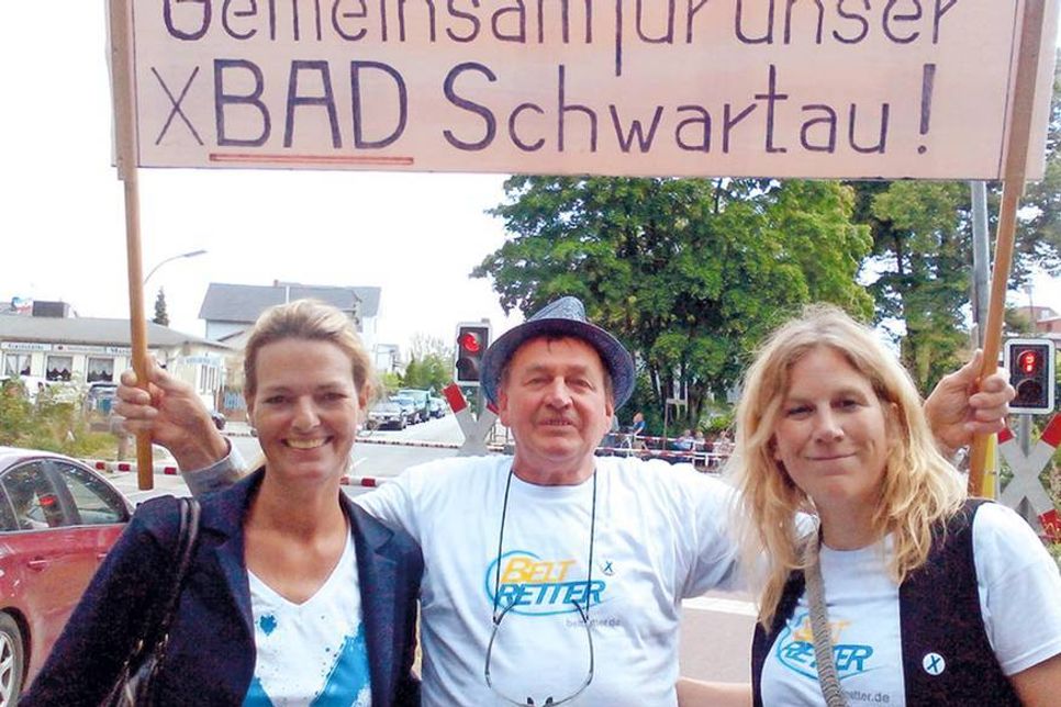 Mit einem Aktionstag und einer Demonstration am Bahnübergang in der Geibelstraße hatten die „Kreuz-Ritter“ auf die drohenden Probleme aufmerksam gemacht. Jetzt bitten sie um Unterschriften, die in Berlin übergeben werden sollen. Foto: privat/hfr