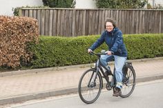 Oft mit dem Rad in Schönkirchen unterwegs: Pastorin Elvira Schlott.