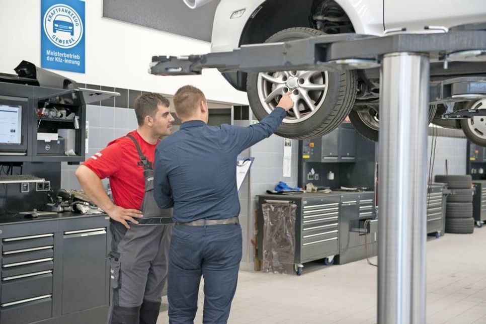 Für den Wechsel auf Sommerreifen sollte frühzeitig ein Termin in der Werkstatt gemacht werden. Foto: ProMotor