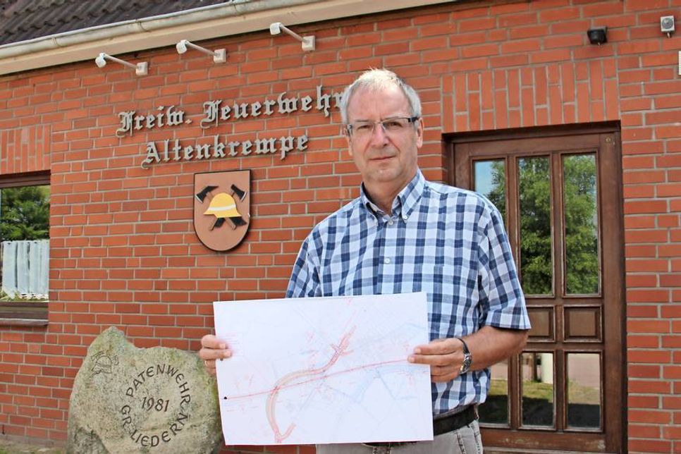 Bürgermeister Hans-Peter Zink vor dem Feuerwehrgerätehaus.