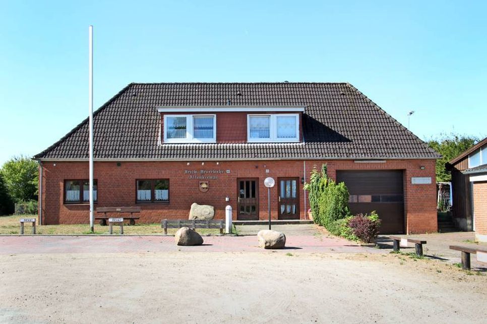 Das Feuerwehrgerätehaus der Gemeinde soll der geplanten Straße weichen.