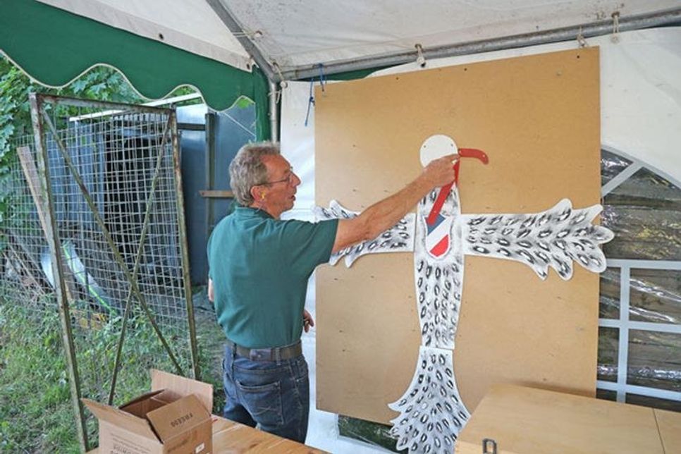 Scheibenhauptmann Engel erklärt den Gästevogel