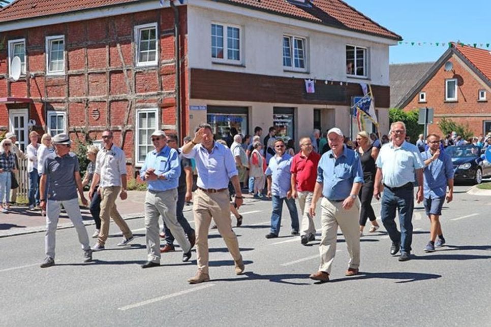 Bürgermeister Zimmermann und Bürgervorsteher Dockweiler lassen es sich nicht nehmen, beim großen Heimatfest-Umzug dabei zu sein.