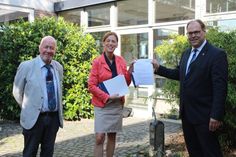 Bildungsministerin Karin Prien bei der Übergabe der Zuwendungsbescheide an Bürgermeister Mirko Spieckermann (re.) und Bürgervorsteher Sönke Sela.