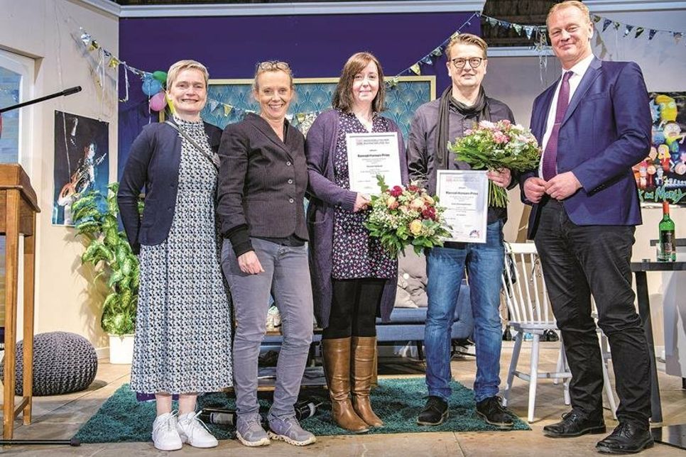 Gesa Retzlaff (Vorsitzende des Niederdeutschen Bühnenbundes Schleswig-Holstein e.V.), Birgit Bockmann (Vorsitzende der Jury), Christin Kolbeck (2. Preis), Arne Christophersen (1. Preis) und Johannes Callsen (Minderheitenbeauftragter des Landes Schleswig-Holstein).