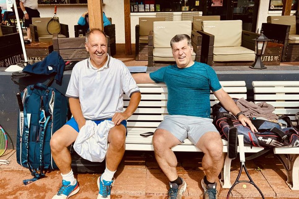 Turnierleiter Manfred Kommritz mit dem zweifachen Endspielteilnehmer des Jahres 2024, Stefan Kuß (v. lks.).