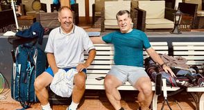 Turnierleiter Manfred Kommritz mit dem zweifachen Endspielteilnehmer des Jahres 2024, Stefan Kuß (v. lks.).