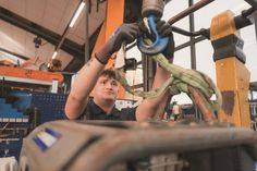 Wichtige Aufgabe: Land- und Baumaschinenmechatroniker halten Maschinen am Laufen und sind verantwortlich für deren Wartung und Reparatur. Foto: Depenbrock/akz-o