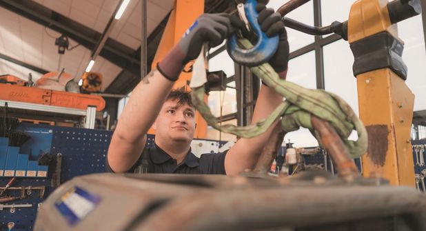 Wichtige Aufgabe: Land- und Baumaschinenmechatroniker halten Maschinen am Laufen und sind verantwortlich für deren Wartung und Reparatur. Foto: Depenbrock/akz-o
