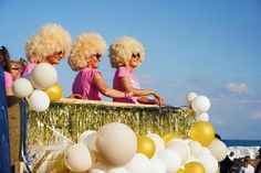 Der große Schlager-Umzug wird schrill und bunt.