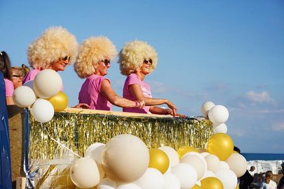Der große Schlager-Umzug wird schrill und bunt.