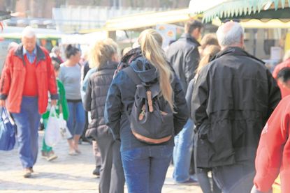 An zwei Adventssamstagen lässt sich das vorweihnachtliche Angebot in Neustadts  Innenstadt bequem mit dem kostenlosen Bus-Shuttle genießen.