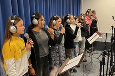 Acht Mädchen übernahmen die Chorstimmen, als Solist ist Justin-Willi Jörg Drews aus Schwerin zu hören.