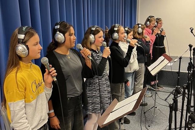 Acht Mädchen übernahmen die Chorstimmen, als Solist ist Justin-Willi Jörg Drews aus Schwerin zu hören.