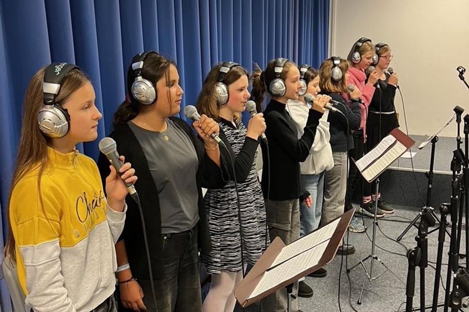 Acht Mädchen übernahmen die Chorstimmen, als Solist ist Justin-Willi Jörg Drews aus Schwerin zu hören.