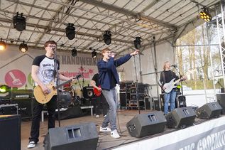 All das, was den Rock ausmacht, haben die jungen Musiker von „Boneshaker“ in ihre unterhaltsame Bühnenshow eingebunden.