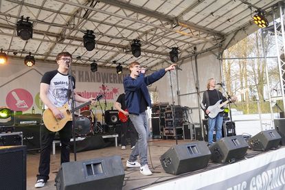 All das, was den Rock ausmacht, haben die jungen Musiker von „Boneshaker“ in ihre unterhaltsame Bühnenshow eingebunden.