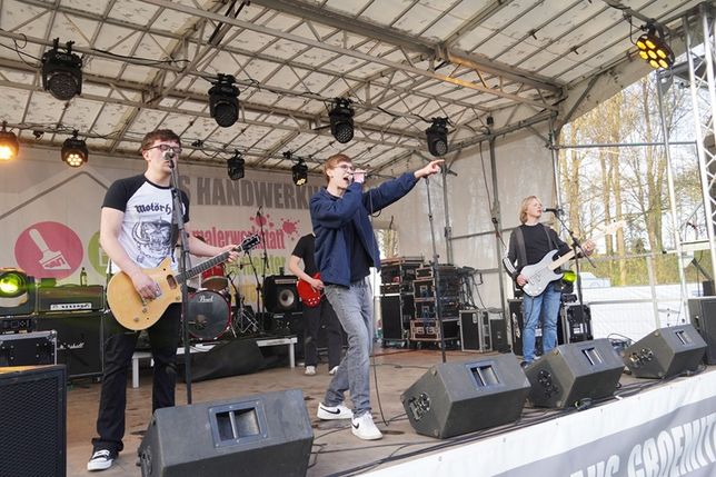All das, was den Rock ausmacht, haben die jungen Musiker von „Boneshaker“ in ihre unterhaltsame Bühnenshow eingebunden.